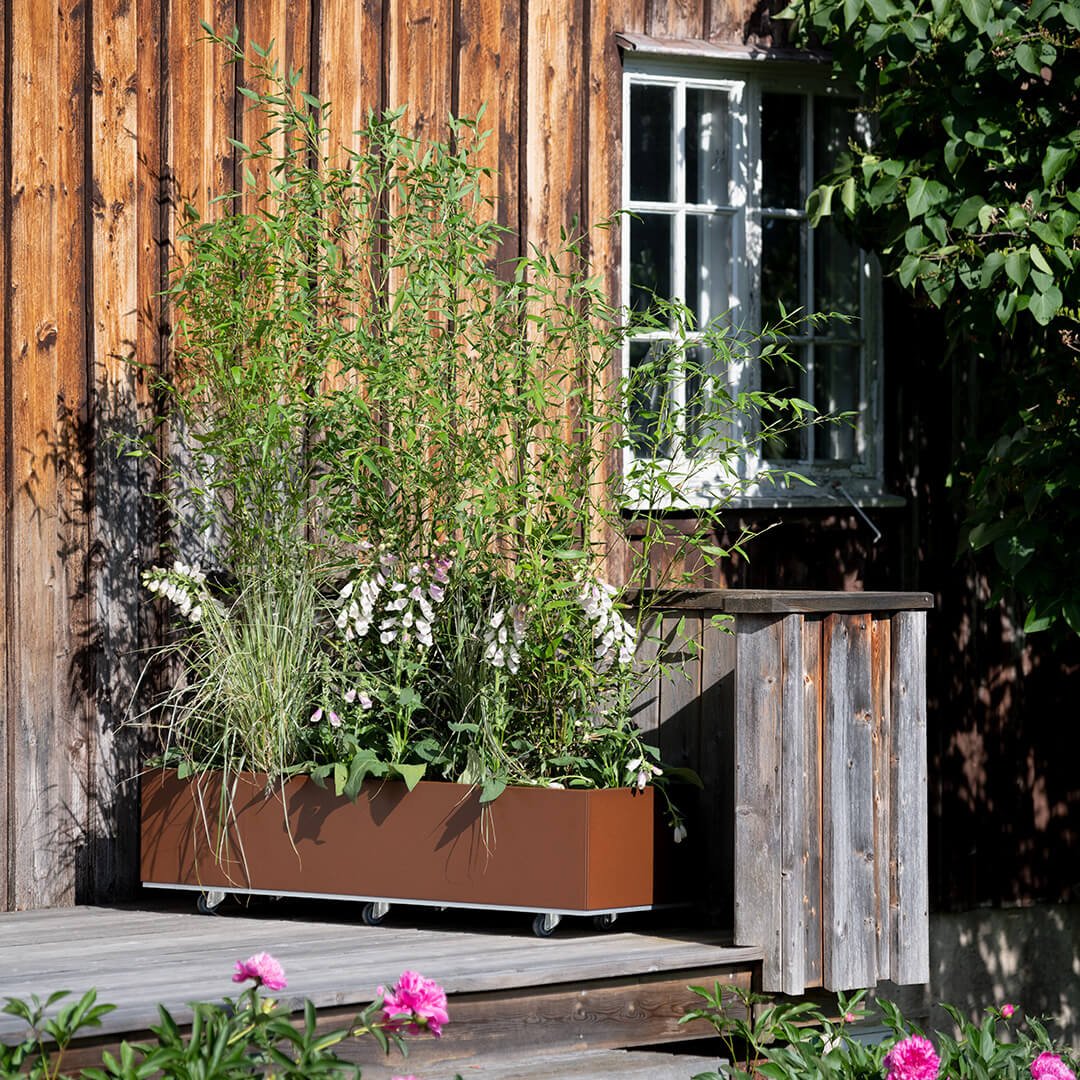 Plantekasse som er lang og elegant. Passer til balkonger, hager og terrasser.