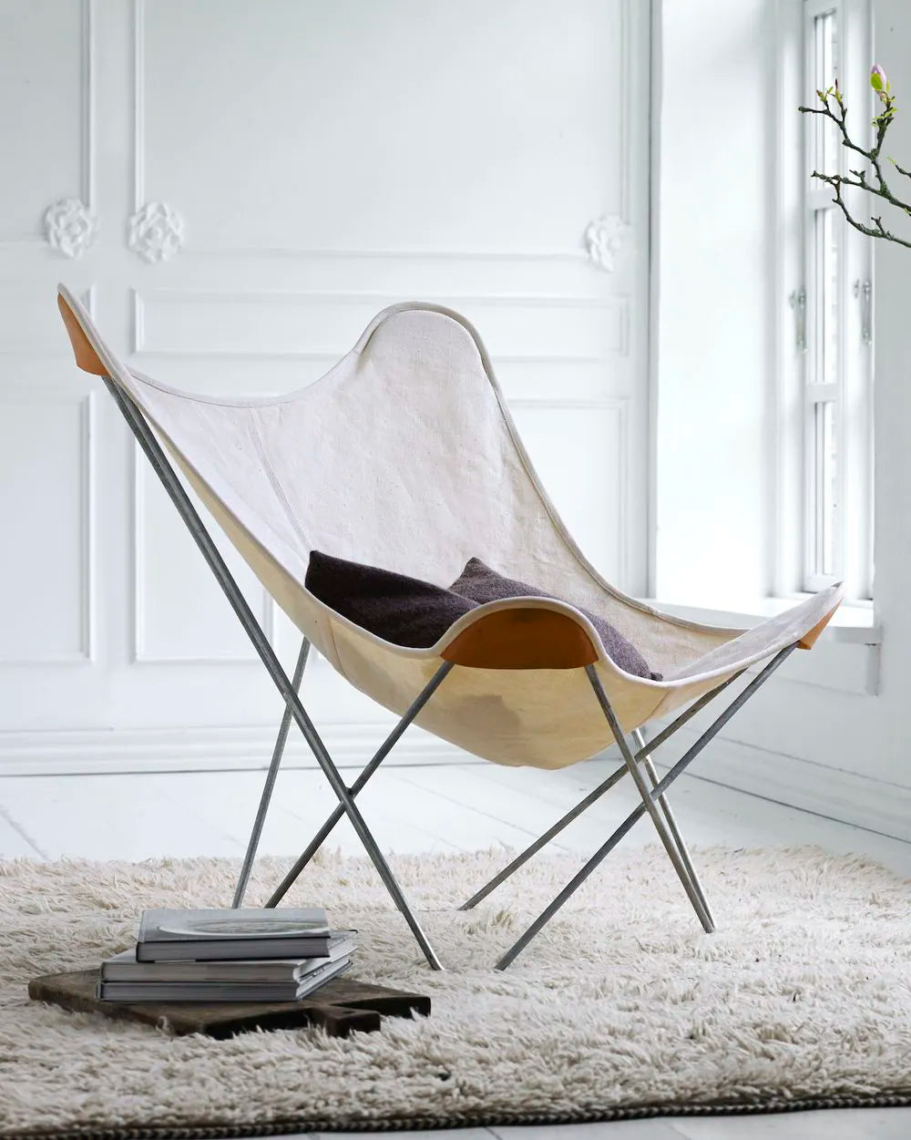 Butterfly chair canvas Mariposa er en behagelig stol. Den fås i to ulike varianter med og uten skinnhjørner.