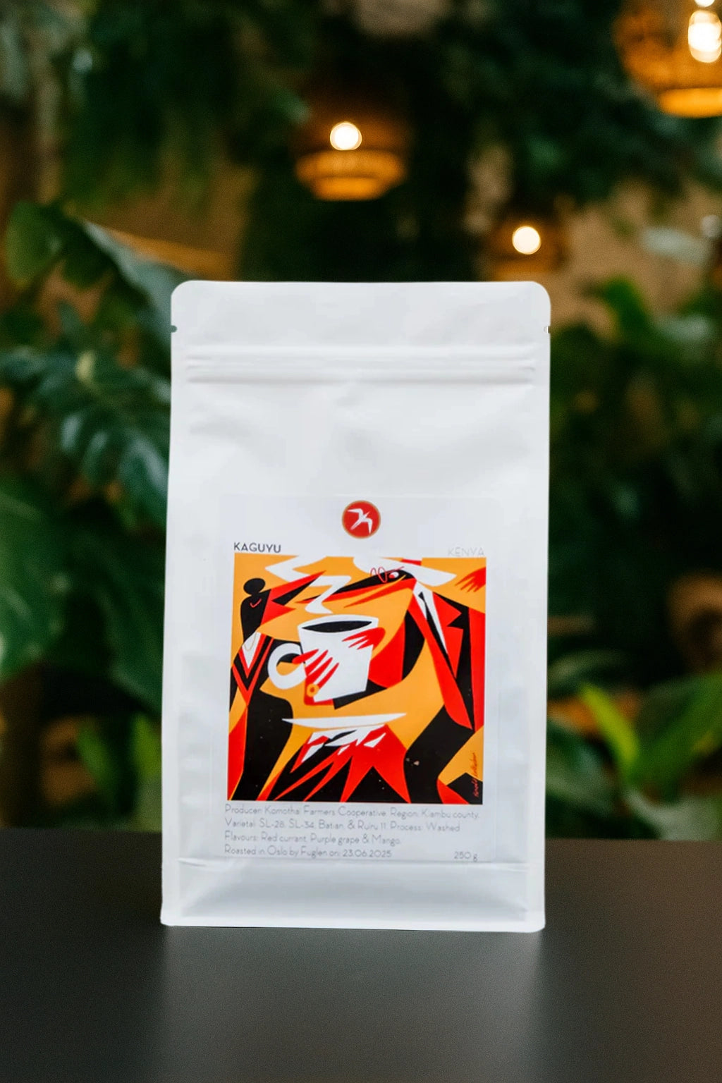Kaguyu er en kaffe med smak av rabarbar, sukirsebær og lakris. Kaffebønnene er produsert i Kenya og brent i Oslo av Fuglen.