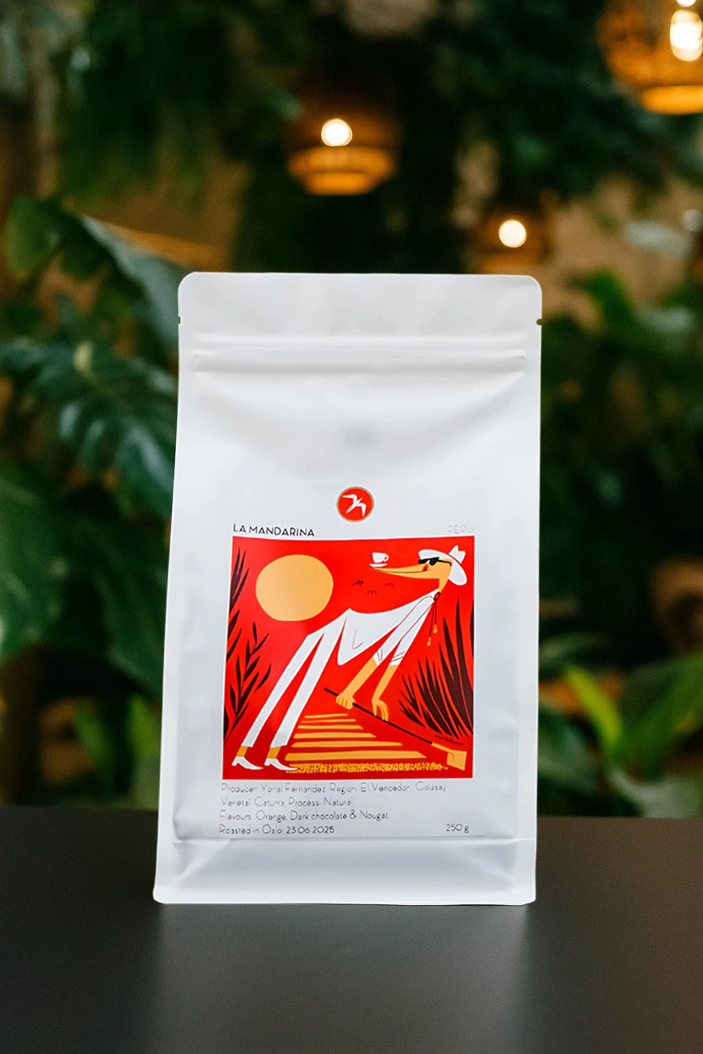 La Mandarina (organisk) er kaffebønner med smak av appelsinmarmelade, markjordbær og hvit te. Kaffebønnene er produsert i Peru og brent i Oslo hos Fuglen
